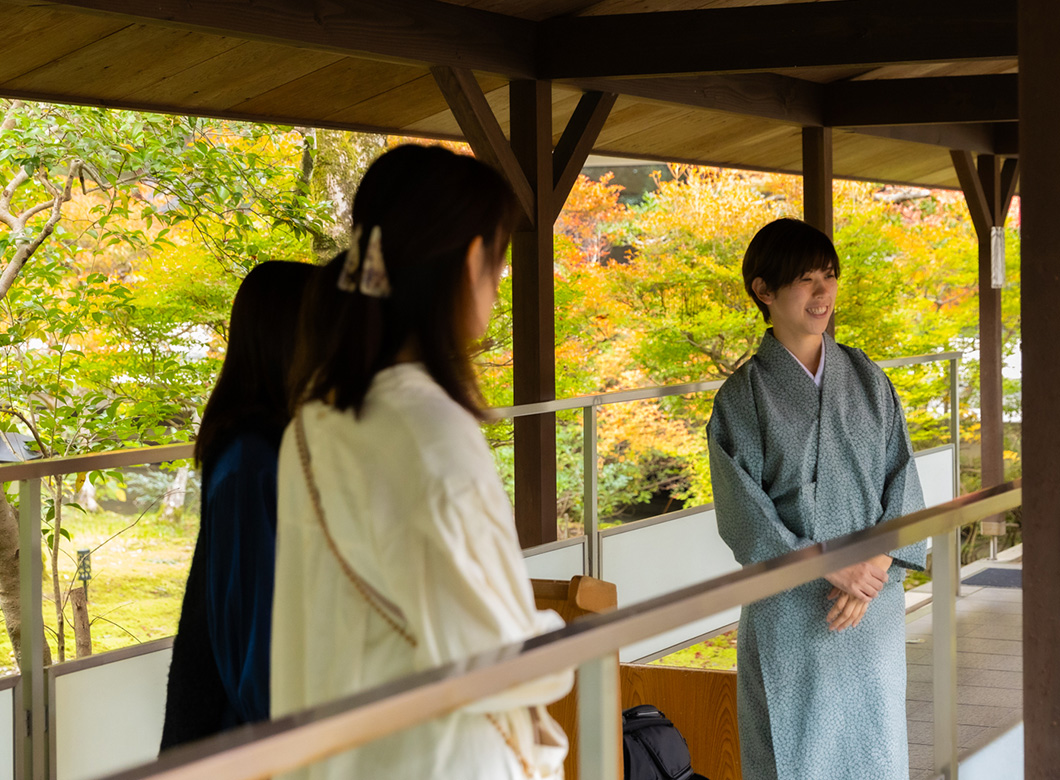 渡り廊下に旅の始まりを感じて