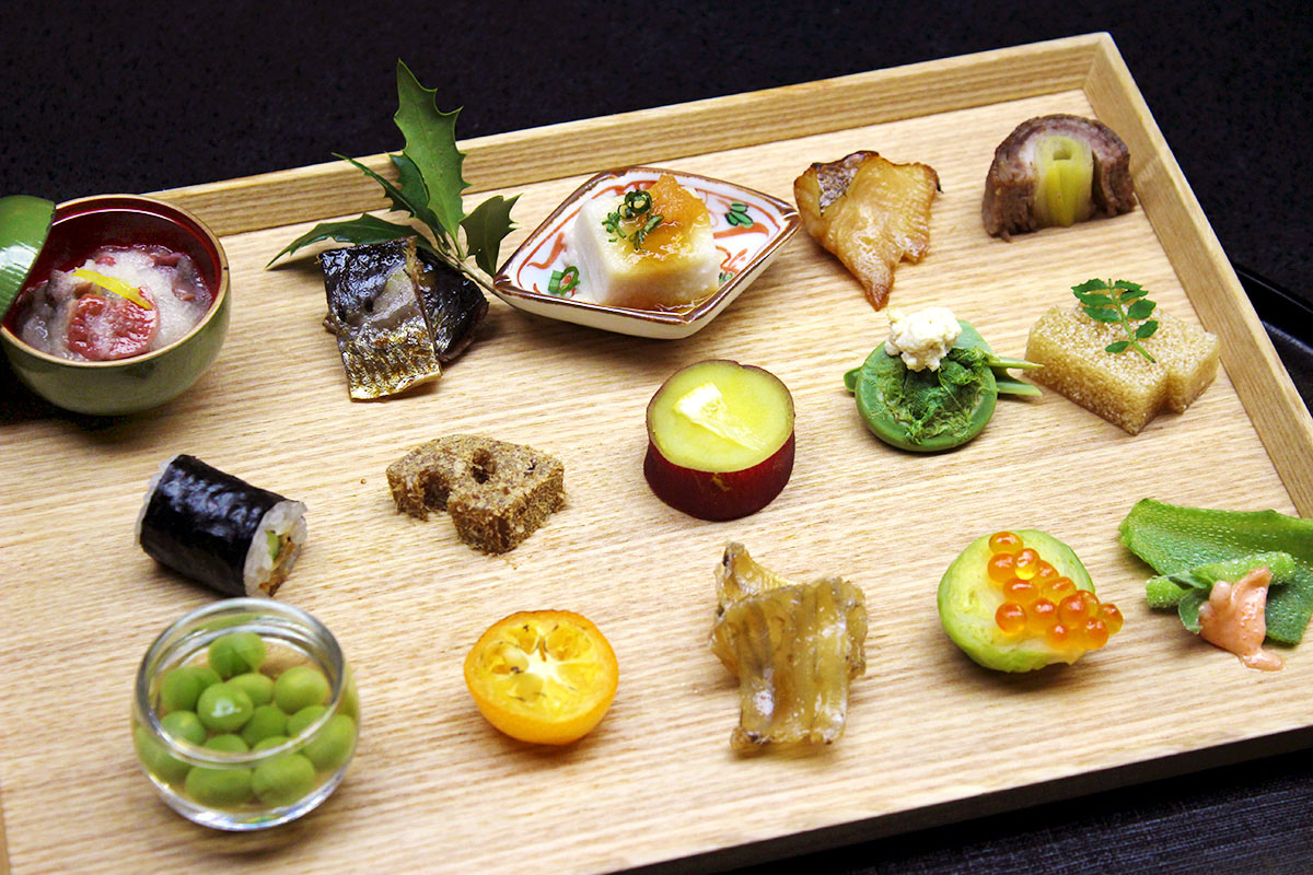 本館2月の金澤懐石 ずわい蟹がつきます おいしいものちょっとずつで女性に人気の前菜です 金沢 辰口温泉 まつさき