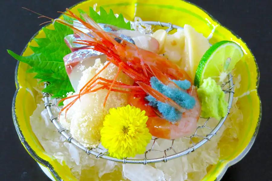 地元の旬の食材を使って月替りの懐石料理。2025年11月鳳凰棟旬彩懐石「お造り」甘海老、鱈子付け