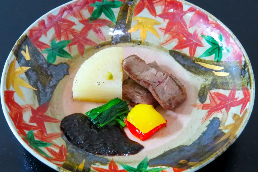 地元の旬の食材を使って月替りの懐石料理。2025年11月鳳凰棟旬彩懐石「焼き物」源助大根ステーキと金時草ソース