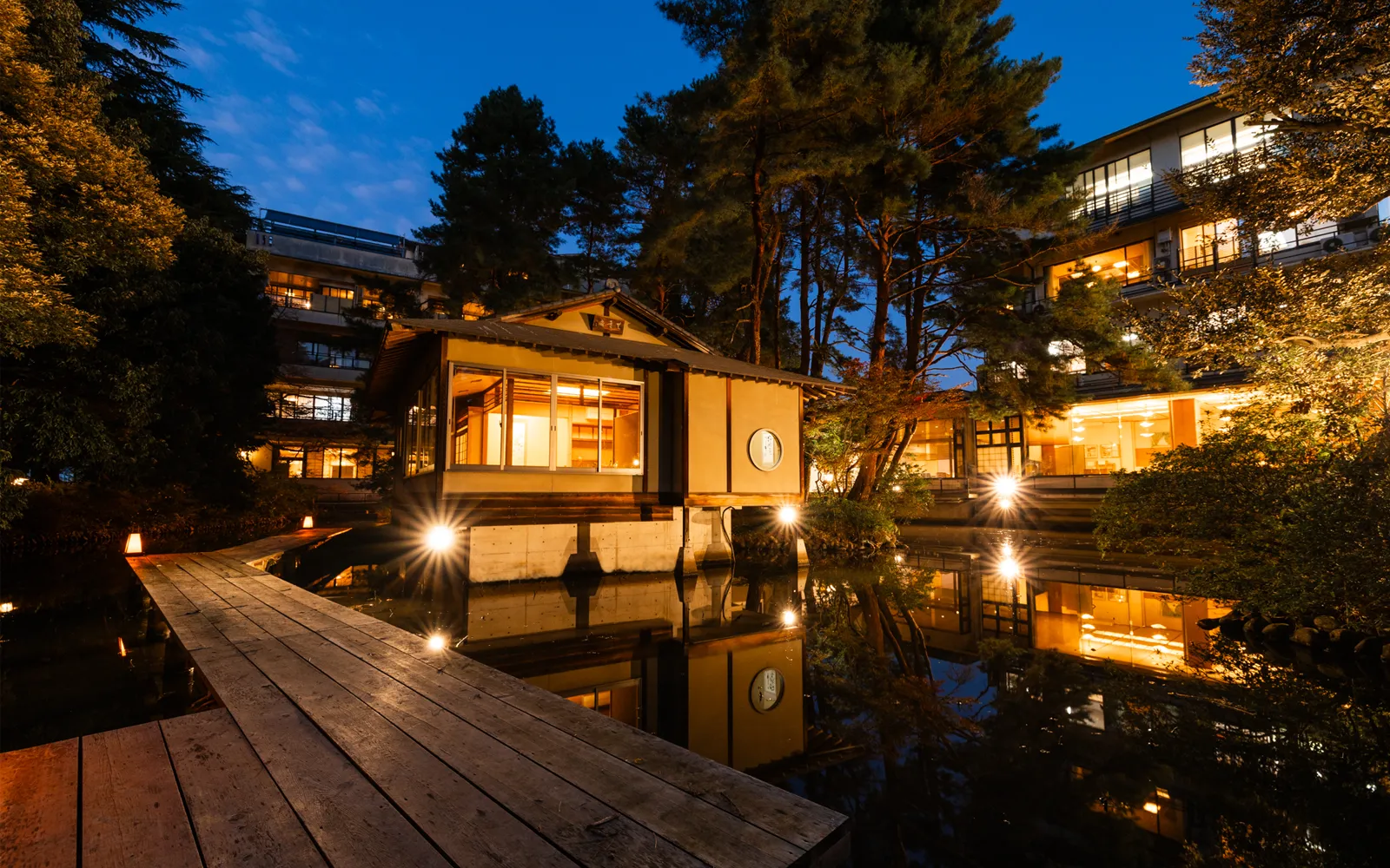 ライトアップされた松泉湖庭園
