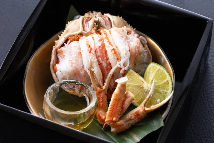 当館の「タグ付き活加能ガニ懐石」は香箱ガニ付！！