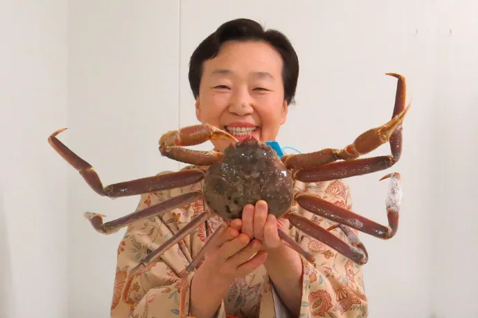 当館の「タグ付き活加能ガニ懐石」は香箱ガニ付！！
