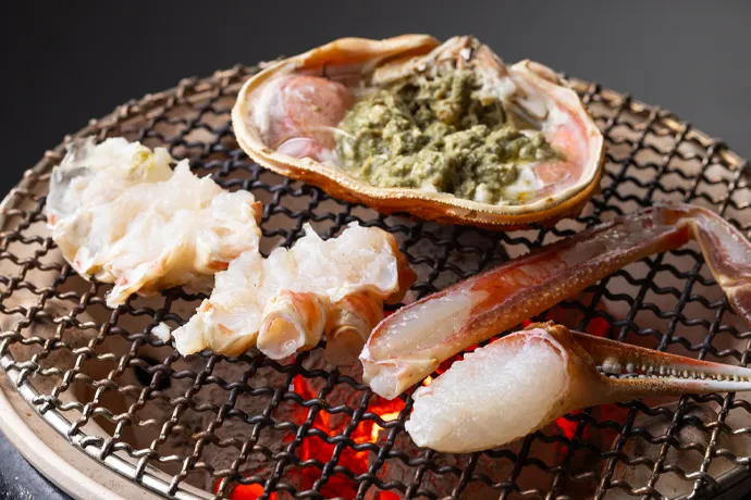 当館の「タグ付き活加能ガニ懐石」は香箱ガニ付！！