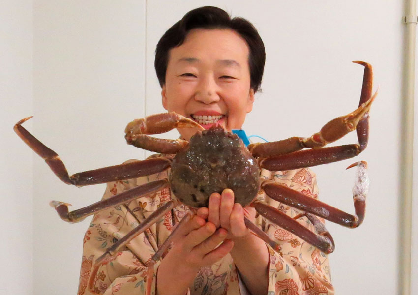 活加能ガニと女将。大きさの比較