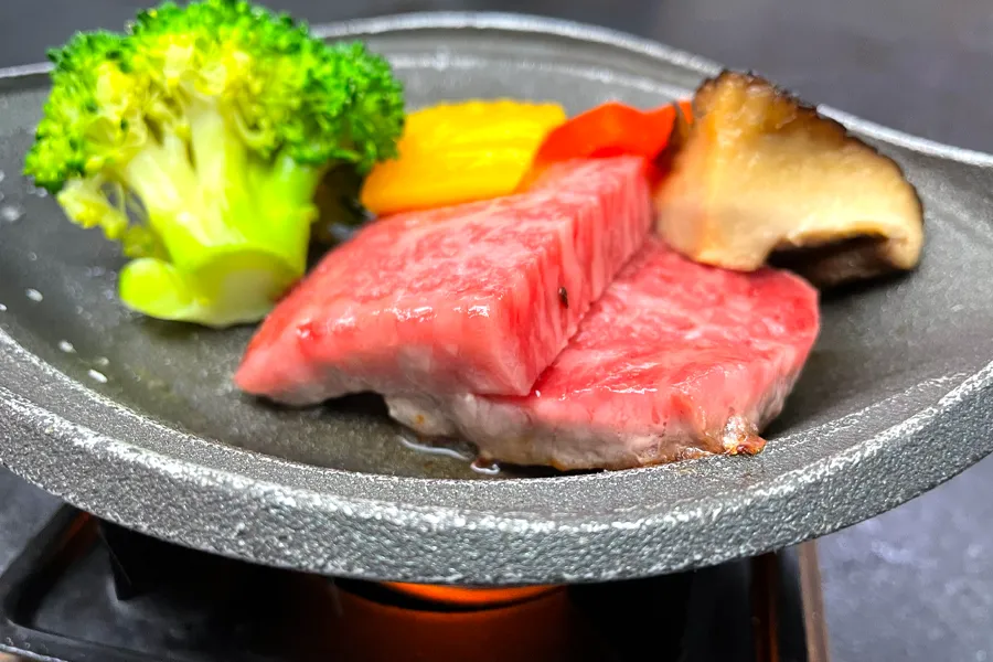 今月の本館旬彩懐石焼き物。和牛もも肉。