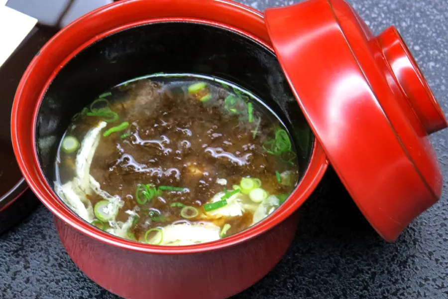 今月の旬彩懐石味噌汁。能登の貴重な岩のりを使用。